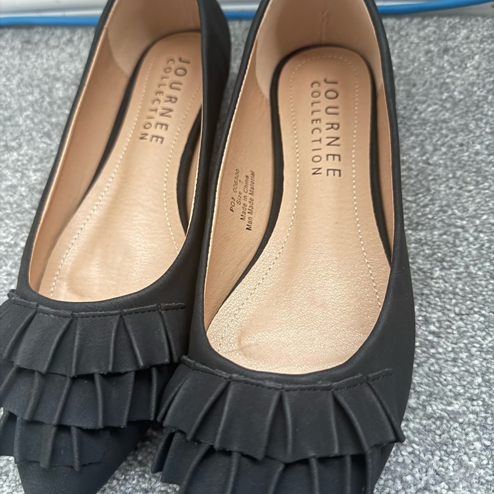 Journee Collection Black Ruffled Flats